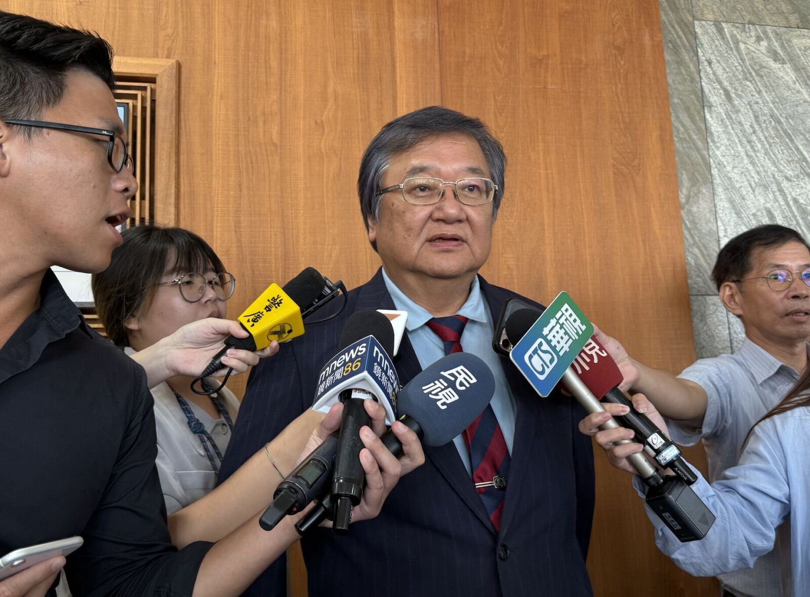內閣改組「位子留不住了」? 邱泰源不發一語、快步走人 222 內閣改組「位子留不住了」? 邱泰源不發一語、快步走人 221