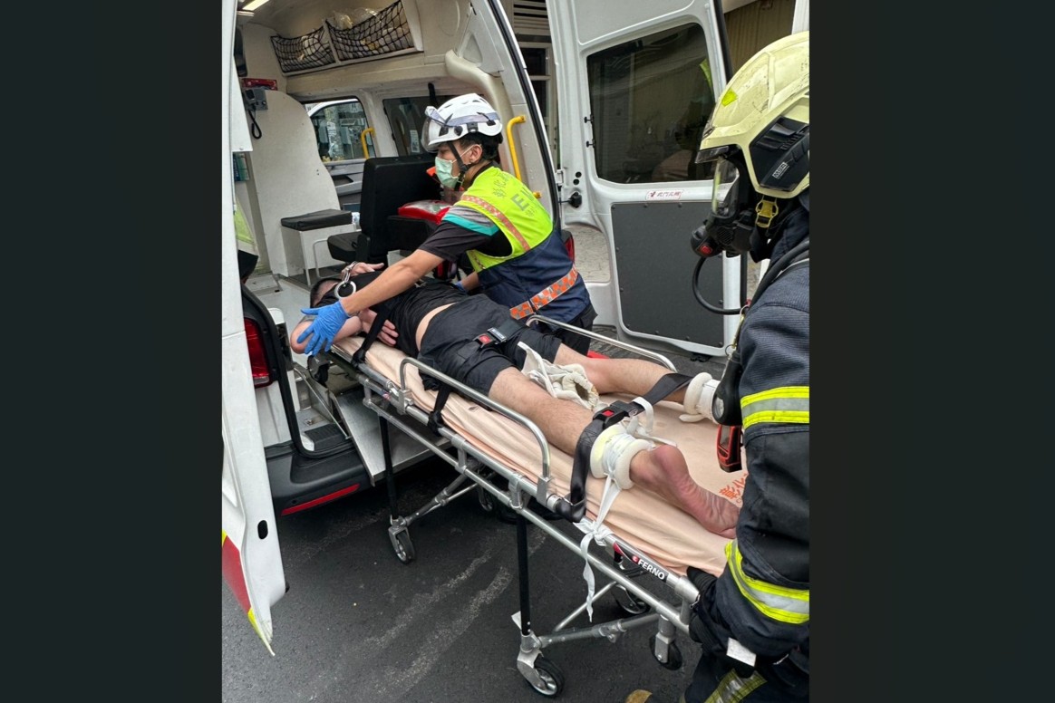 拿鐮刀搶機車強搬瓦斯桶 35歲男疑自戕警強制送醫 212 cnews204250813a07