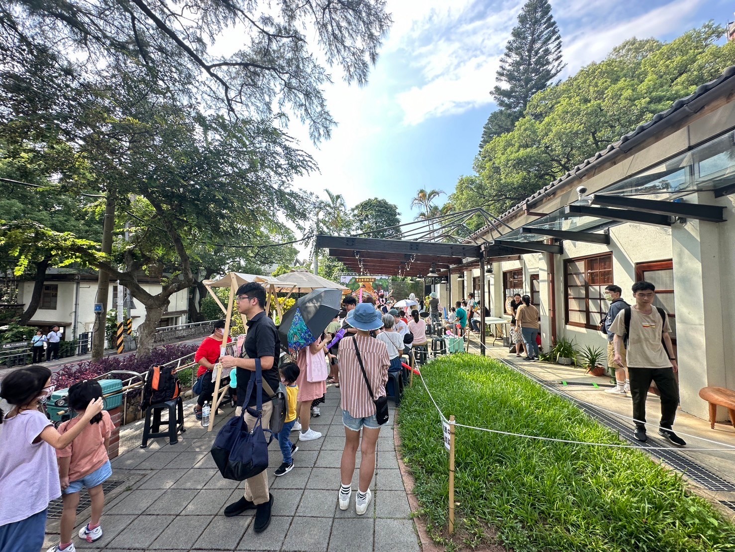 桃市圖楊梅分館親子互動音樂會8/16登場 活動亮點搶先看 結合楊梅故事園區親子市集,特邀楊梅在地「方圓獨立書店」、「香水爸爸」及「罕病基金會職人 享受手作」許老師設攤,並由市集街頭藝人,現場進行親子彩繪體驗。