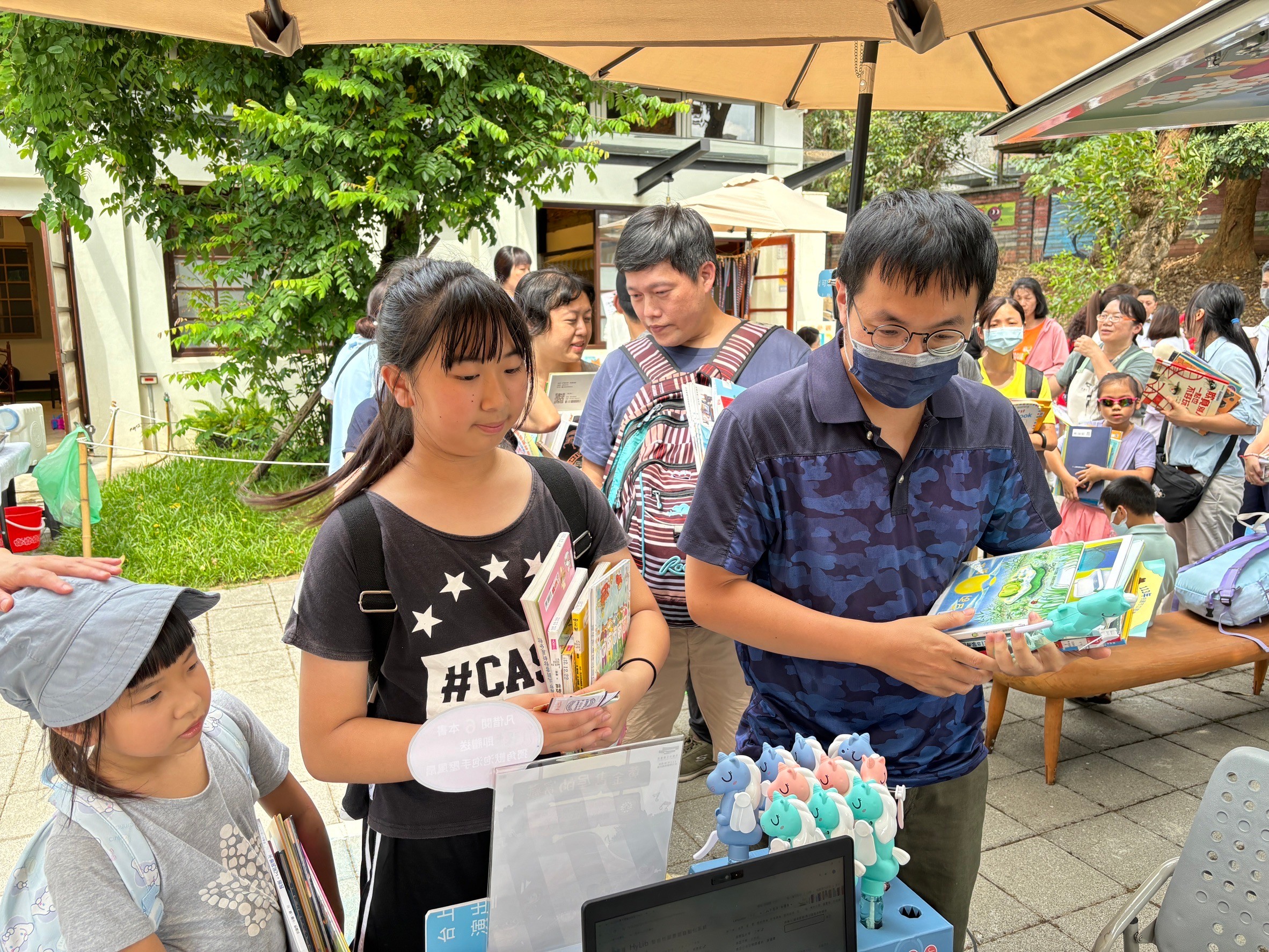 桃市圖楊梅分館親子互動音樂會8/16登場 活動亮點搶先看 推出「行動書車出任務X借閱贈好禮」多元閱讀活動,只要借閱館藏達6本,即可獲得限量神秘好禮及閱讀點數。