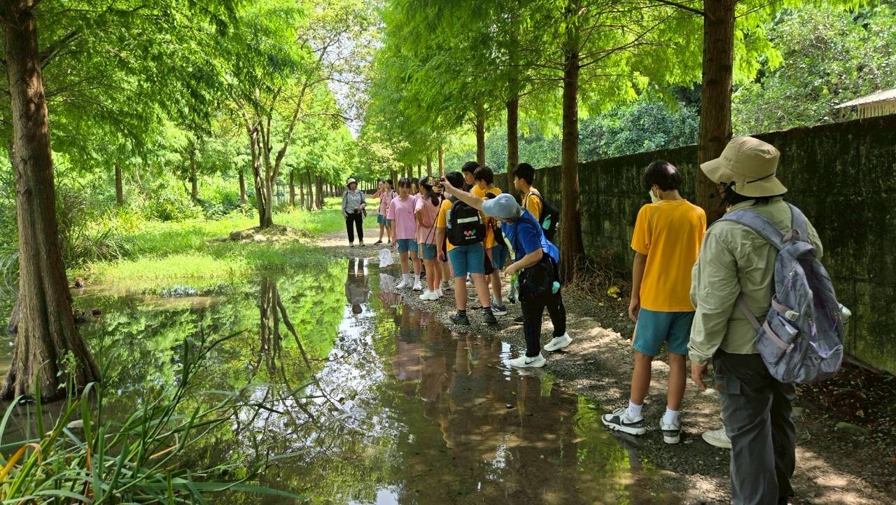 桃園武漢國中舉辦「夏日水之旅」跨域營隊 探索水的奧秘 山豬湖溼地踏查