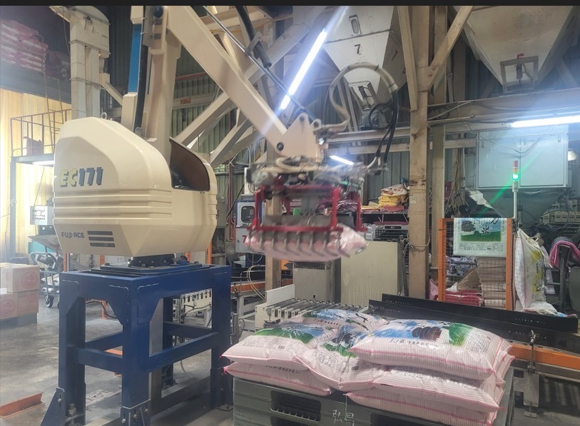 精機中心研發AI賦能堆棧機械手臂新實踐，可根據米包與棧板尺寸做出不同方向的最適化堆疊，減少人力搬運負擔。（圖/工研院提供）