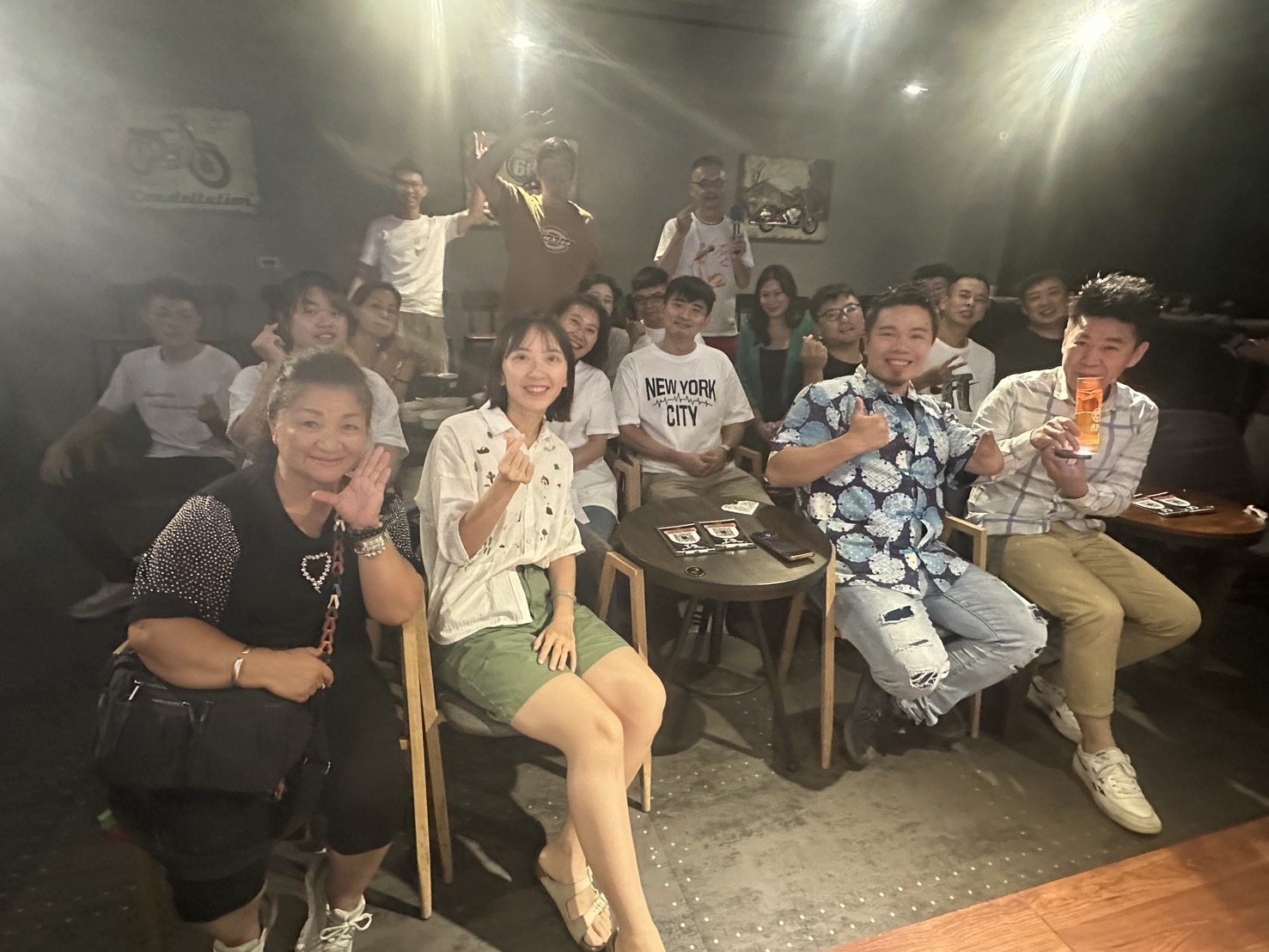 「2025風城站立喜劇大賞」暖場活動現場座無虛席，觀眾熱情比出手勢與笑容，提前感受夏日喜劇熱潮。（圖/記者張家燁拍攝）