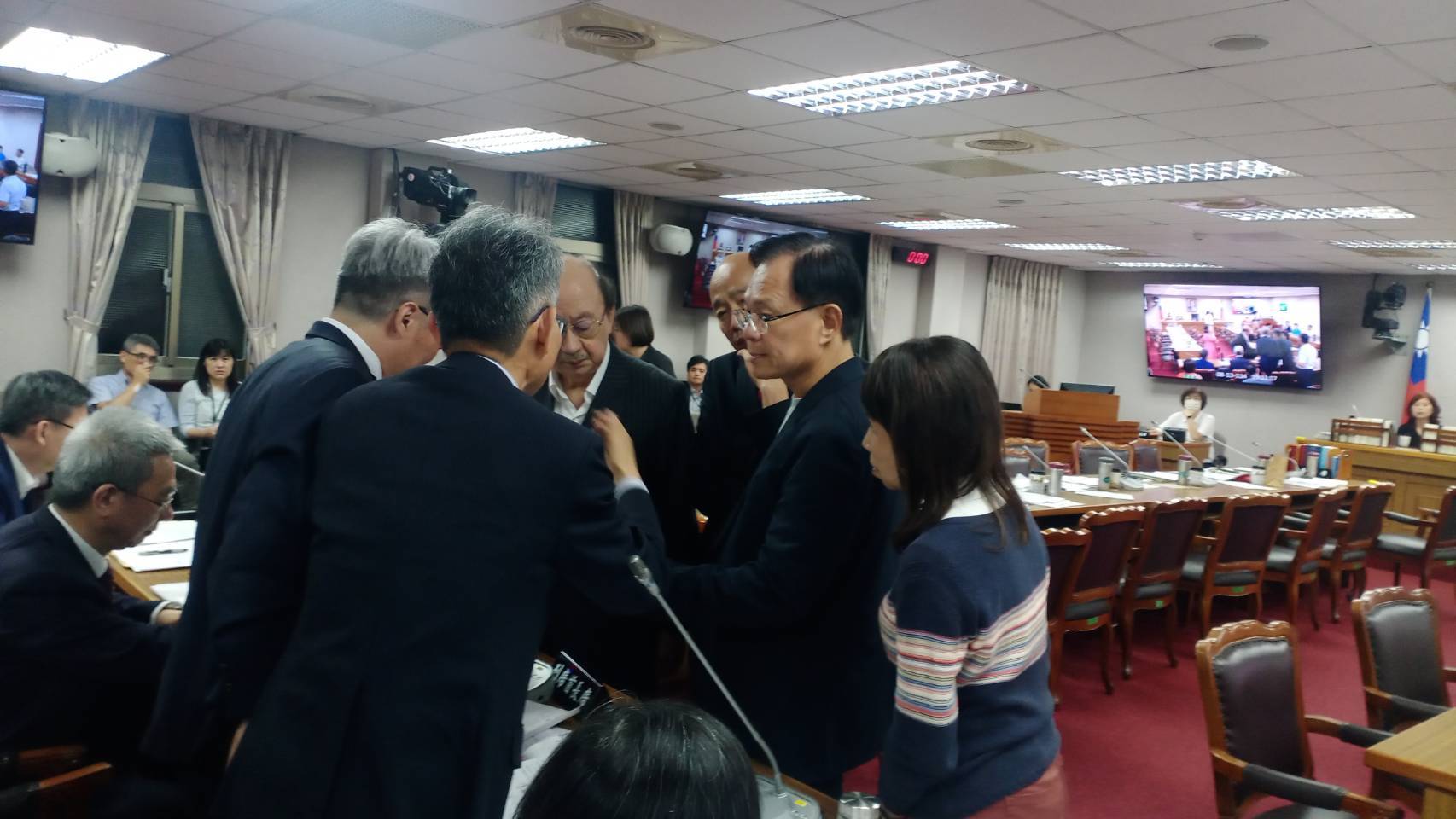 立法院朝野黨團協商《丹娜絲颱風及七二八豪雨災後復原重建特別條例》經近五小時協商達成共識。(圖/民眾黨團)