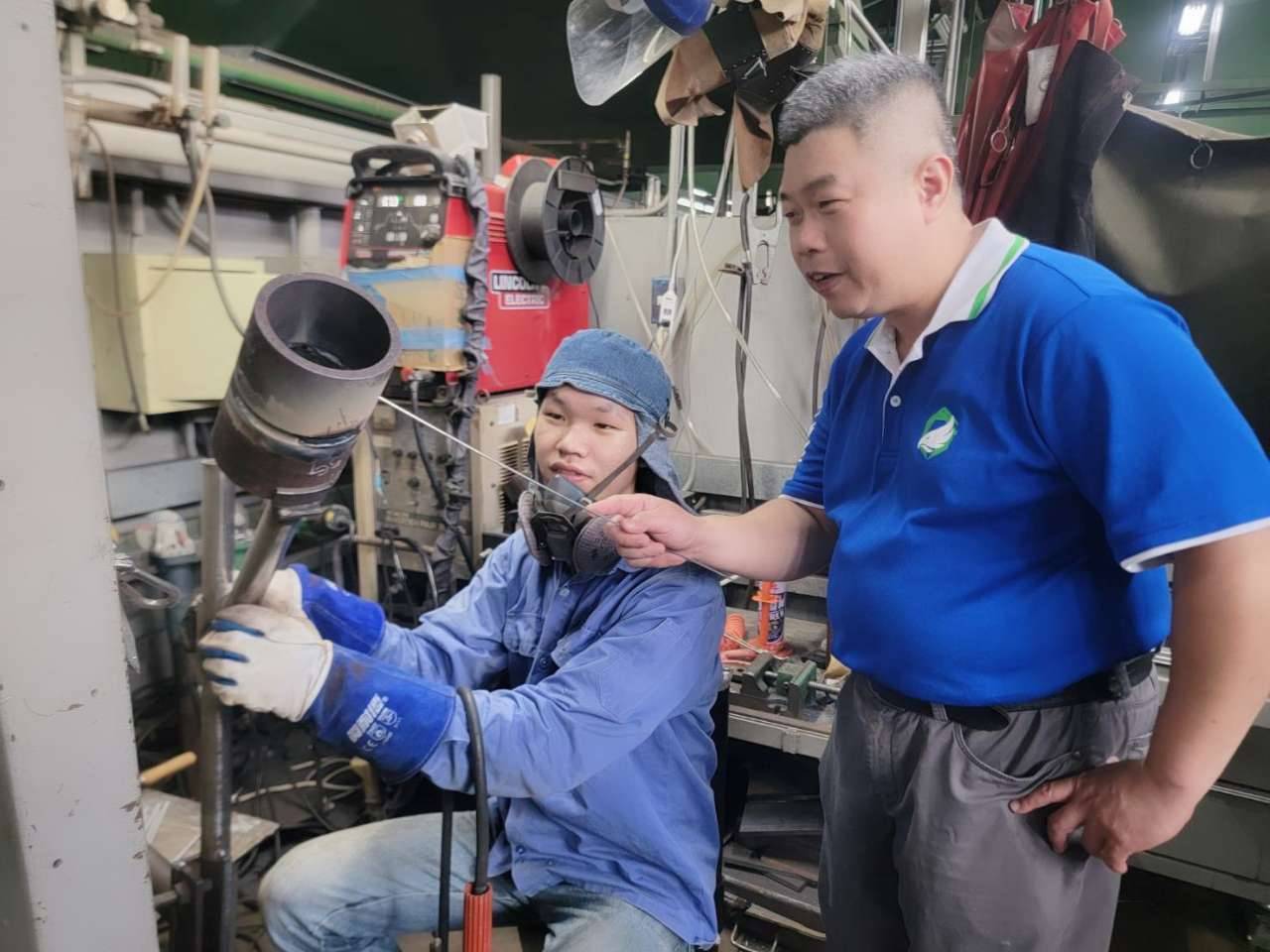 ▲中彰投分署訓練師王見成針對博宇的銲接成品進行指導。