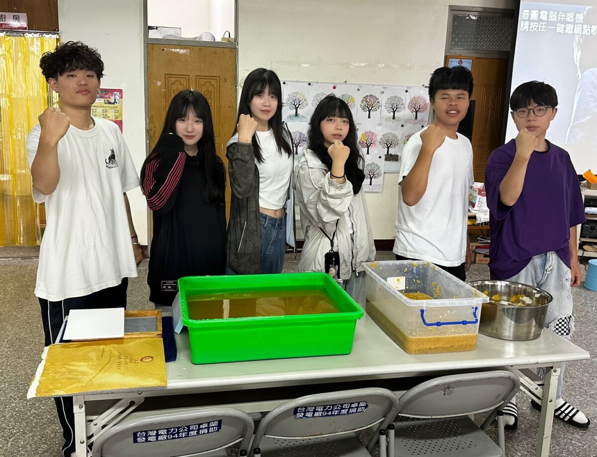 ▲朝陽科大學生「戰鬥務農族」全員帶社區居民教學體驗手抄紙。