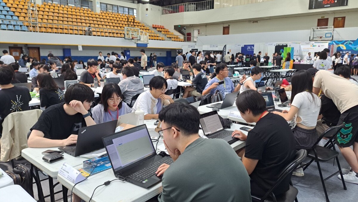 ▲第13屆梅竹黑客松開跑,青年齊聚清華大學,以AI創意解城市難題,打造智慧生活與創新市政服務。