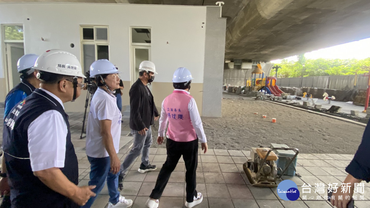 立委楊瓊瓔、台中市議員羅永珍視察神岡區神洲里市民活動中心興建工程進度。