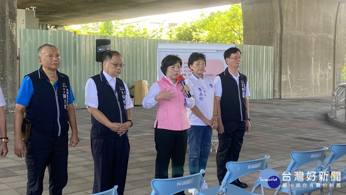 立委楊瓊瓔、台中市議員羅永珍視察神岡區神洲里市民活動中心興建工程進度。