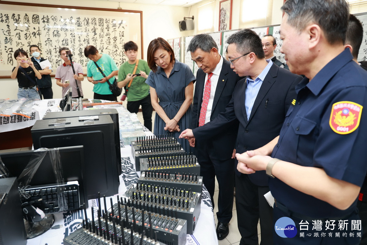 警察局展示近期查緝詐騙集團,查扣證物等。(縣府提供)