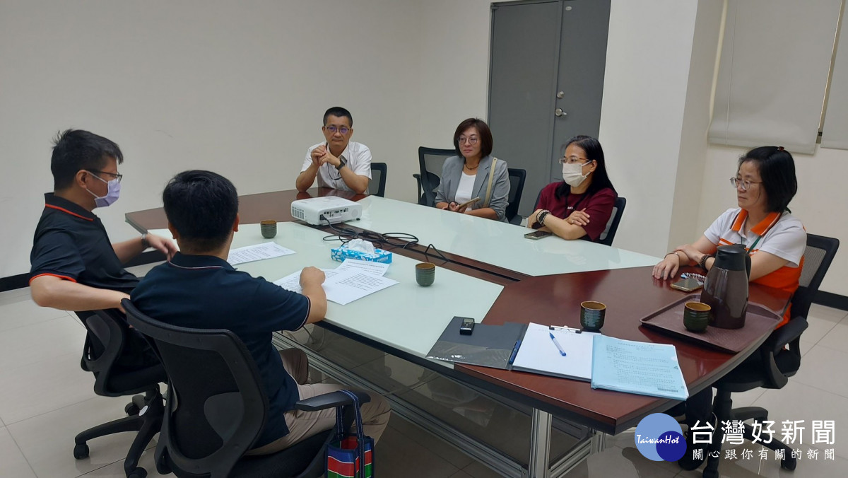 嘉義縣政府新聞行銷處偕消保官前往大揚有線電視公司訪視，了解颱風過後維修復原進度／嘉義縣府提供