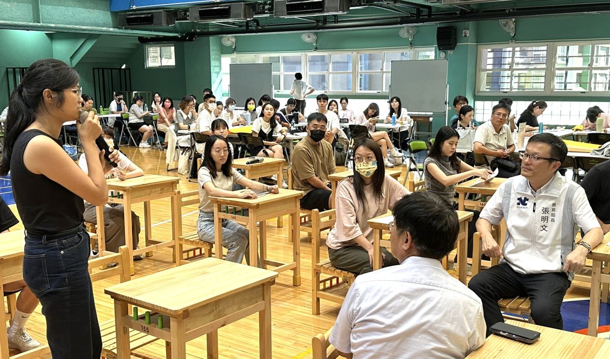 圖／教育局長張明文陪新進教師體驗一堂高效互動課程。（新北市政府教育局提供）