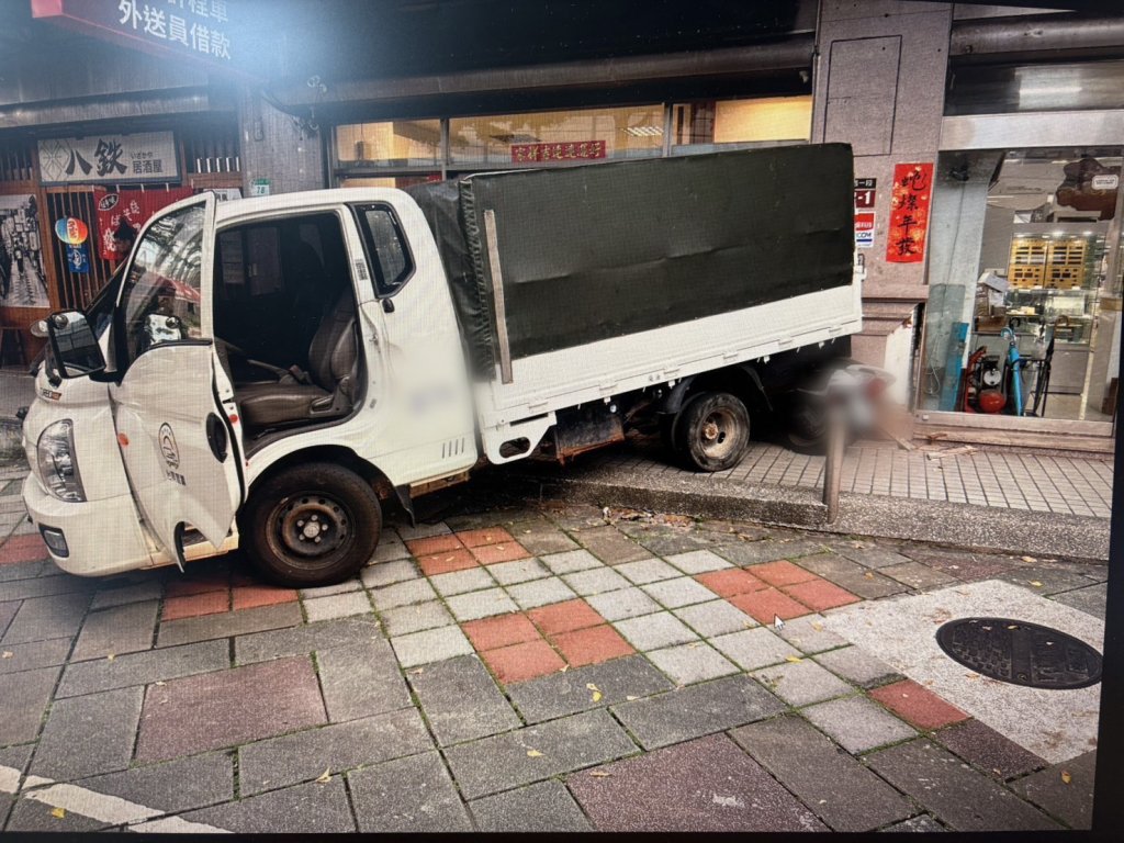 貨車誤上人行道暴衝 連撞營業車、機車與店家玻璃