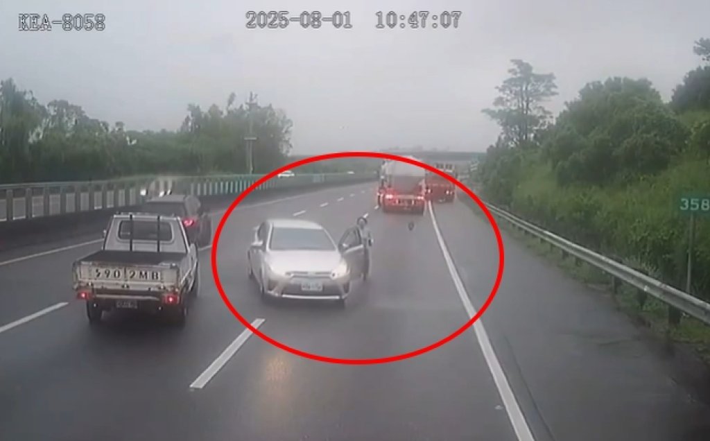 國道3號小客車出車禍變逆向-疑手剎車沒拉好開啟「自由模式」