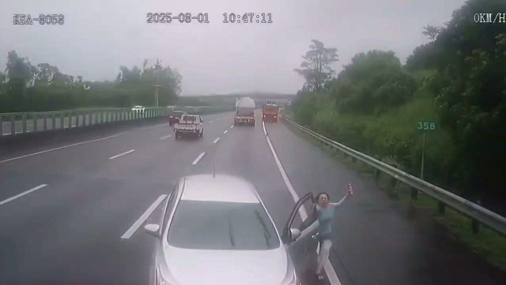 影/國道三寶!大媽下車沒打p檔逆向滑行 急追上「單手拉車門」止不住釀禍