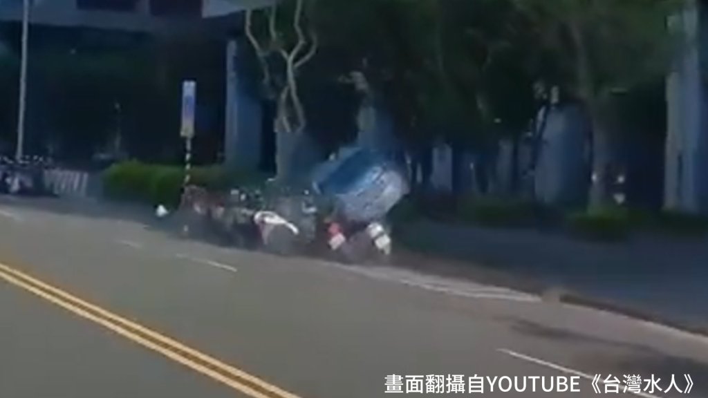 撞擊畫面曝光!上班前晚吃安眠藥 淡水男撞翻整排10機車