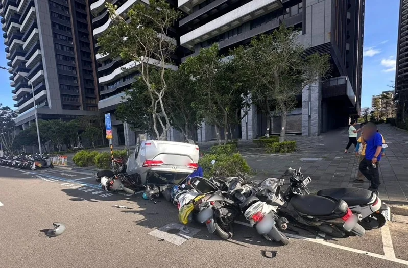 ▲造成10輛機車受損,警方將通知各車主到案製作筆錄。(翻攝畫面)
