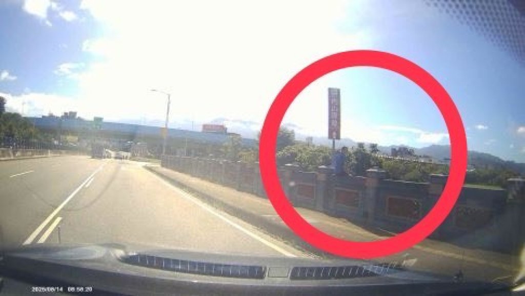 台中男子情緒低落坐橋墩上抽菸 警勸下安撫