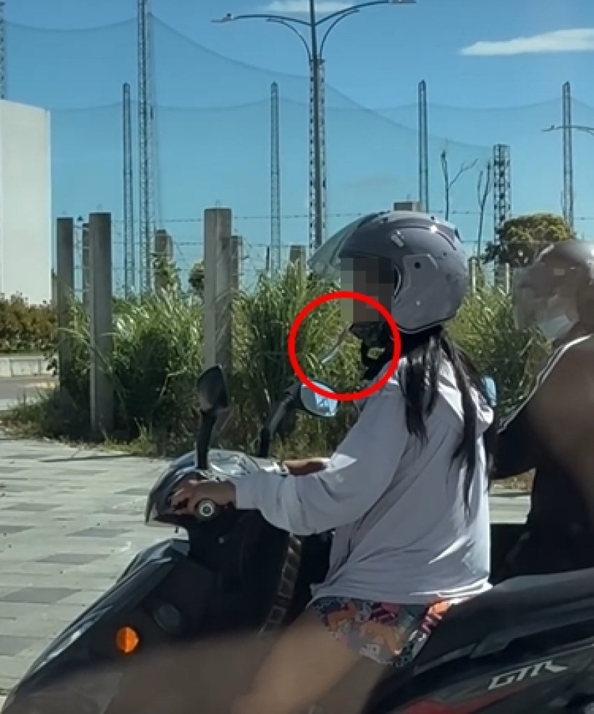 太狂!女騎士邊騎車邊刷牙-網驚:口腔清潔也要移動中?