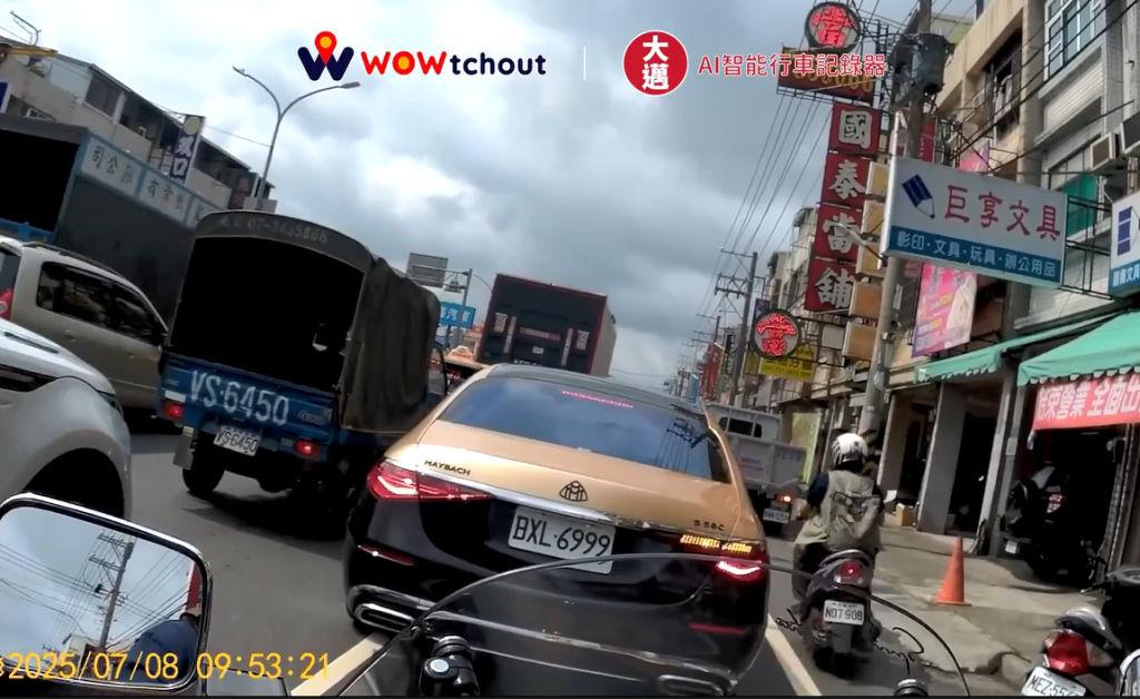 影/千萬邁巴赫豪車鑽車陣被檢舉開罰-網友笑:罰單比油錢還少的概念?