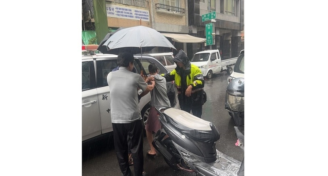 颱風天年邁姊妹走失 新興警積極尋獲 姊妹雨中重逢相擁而泣