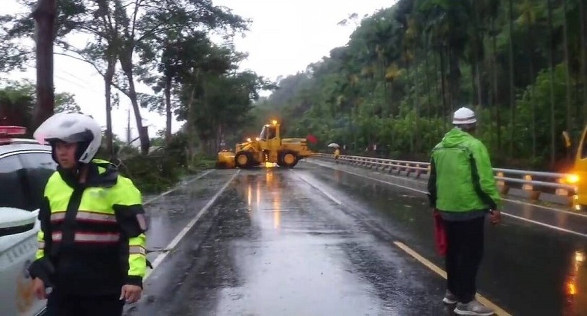 台東警方無畏風雨! 救護民眾、排除道路障礙確保安全