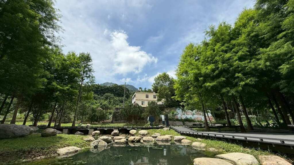 ▲職人帶路品好茶賞生態,新社蛙境公園獲建築園冶獎肯定。