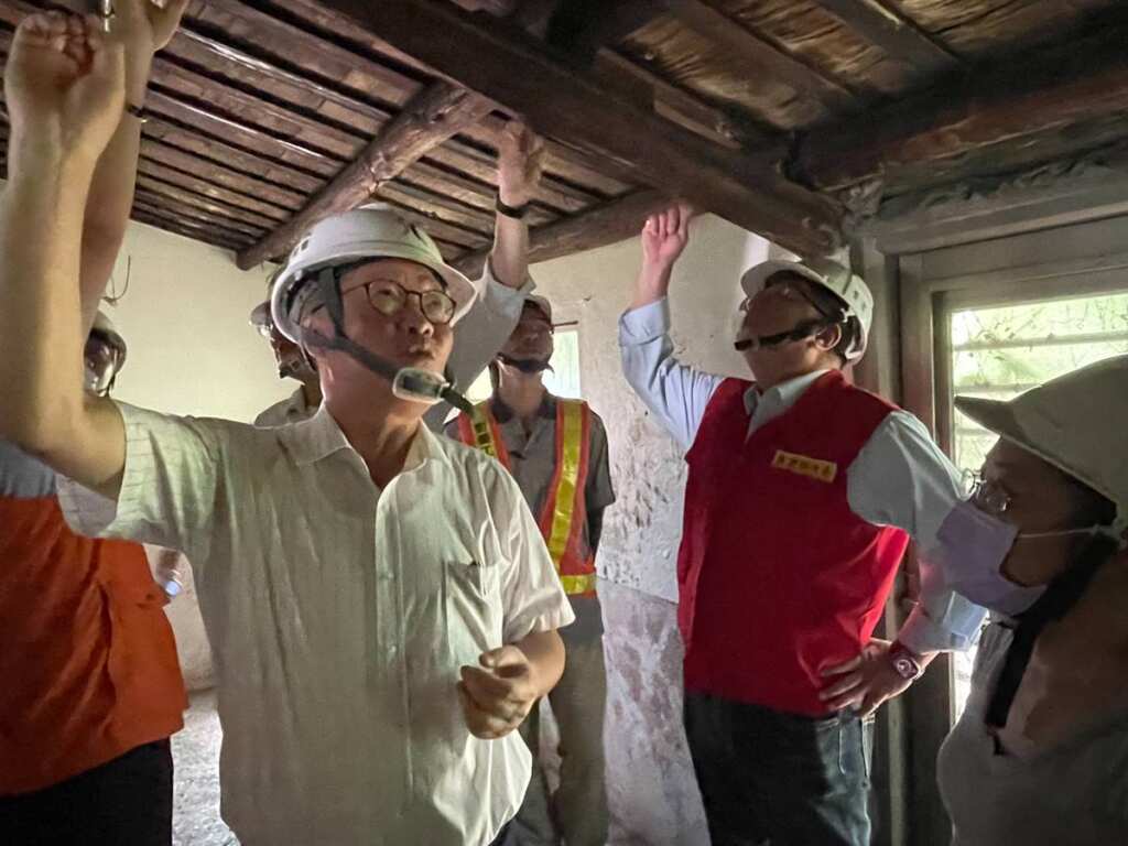 ▲屋主周小姐說明屋損並感謝陳金德指揮官的關心。