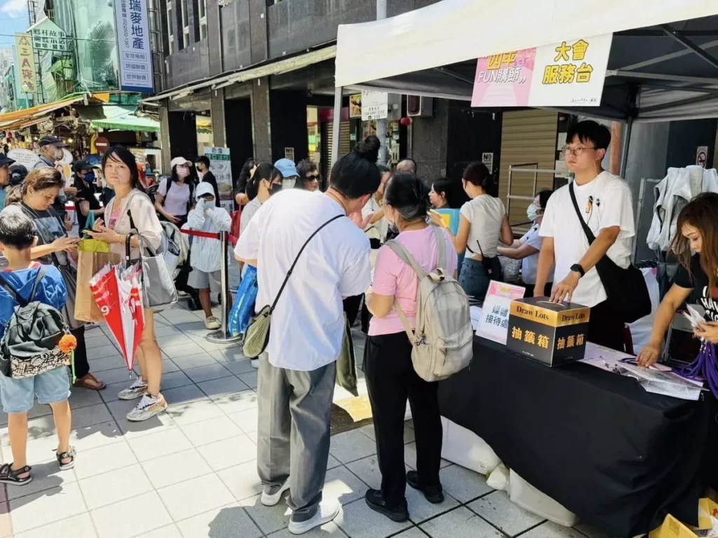 「幸運推手」扭蛋活動不僅能轉出「四平FUN購券、幸運餅乾及特約店家優惠」，用寶特瓶兌換還可以響應ESG環保理念！