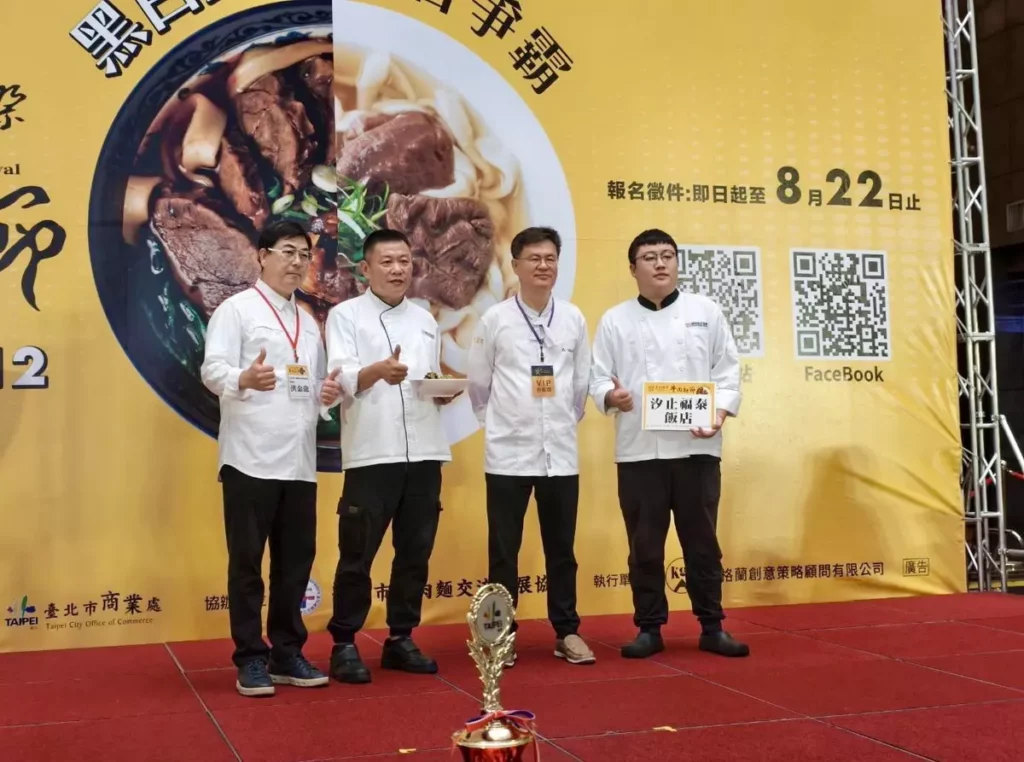 《黑白大廚》名廚呂敬來(右2)挑選出牛肉麵「全場十大好味」，並與汐止福泰主廚黃東榮(右3)合影留念。