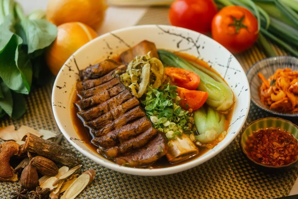 汐止福泰飯店獨家販售「福泰犇騰牛肉麵」，奢華享受每碗980元，整支牛小排先燉後炙燒，撲滿整碗後，從視覺到味覺都充滿豪邁勁道。