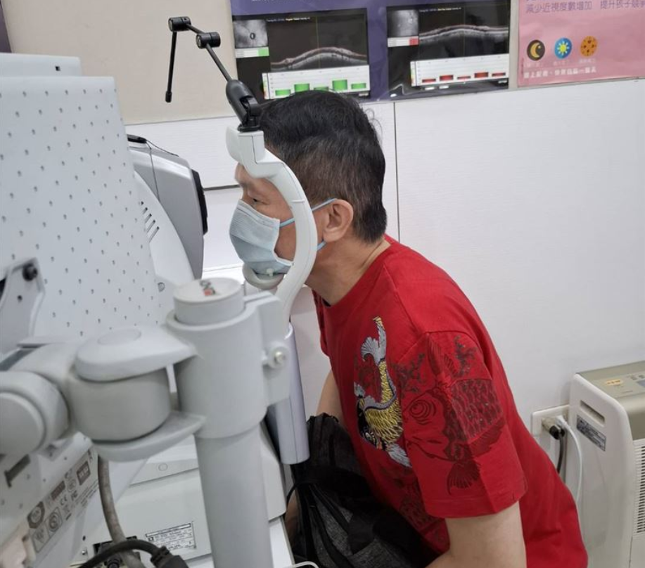 55歲秦楊「右眼失明」沉痛發聲！左眼0.025幾乎全盲