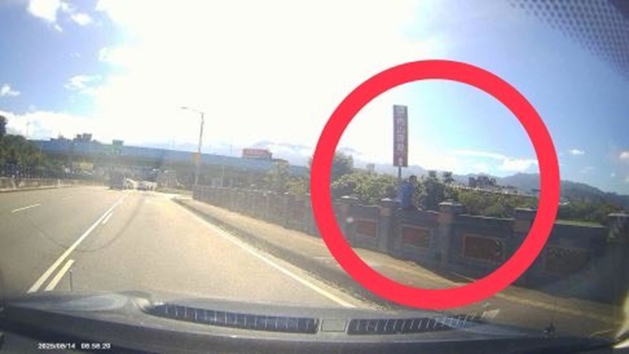 ▲圖說:一名男子行徑怪異坐於東勢大橋的橋墩抽菸,熱心民眾發現趕緊報警 (圖/台中市政府 提供)