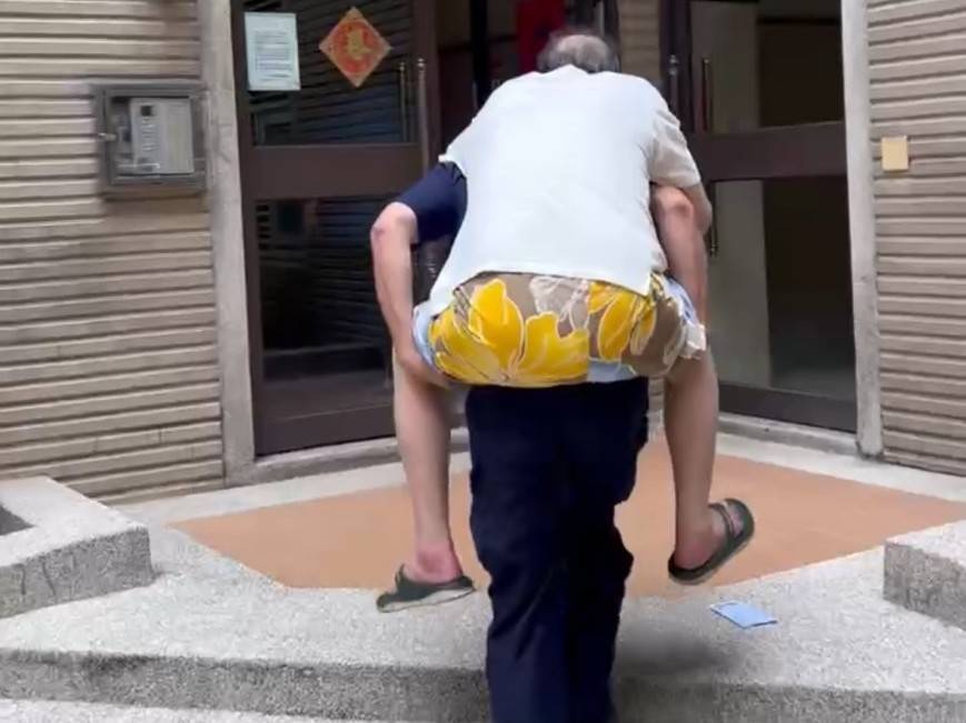 獨居翁剛出院癱坐在地 平警頂烈日揹他回家 660439 0