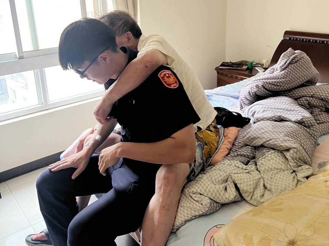 獨居翁剛出院癱坐在地 平警頂烈日揹他回家 660440 0