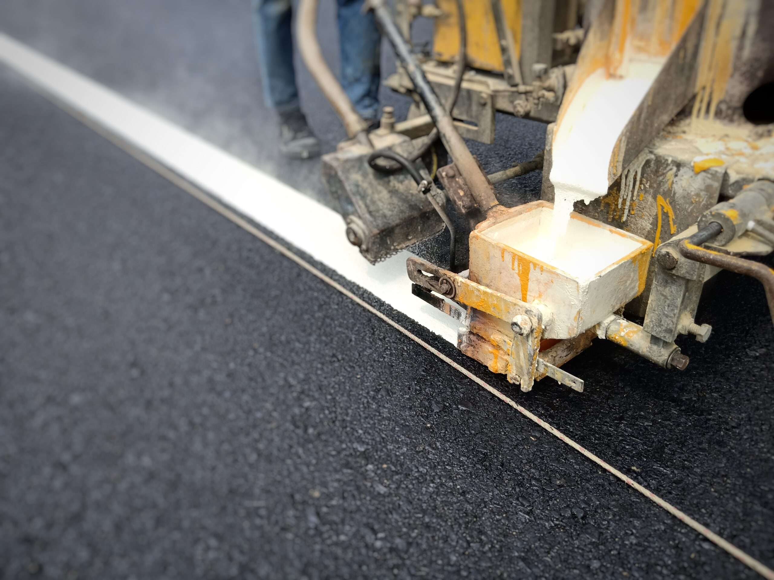 台4線這路段8/18起施工 封閉北上車道8H low section man making marking road with machine scaled