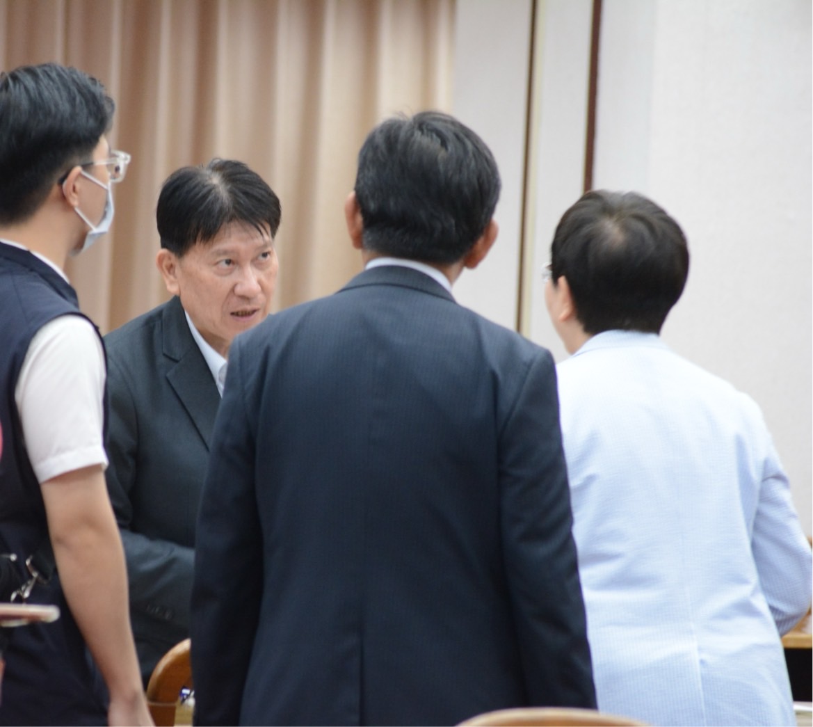 林思銘委員在財政委員會會議中,與同僚及相關人員就《所得稅法》修正案進行交流與討論。(圖/林思銘委員辦公室提供)