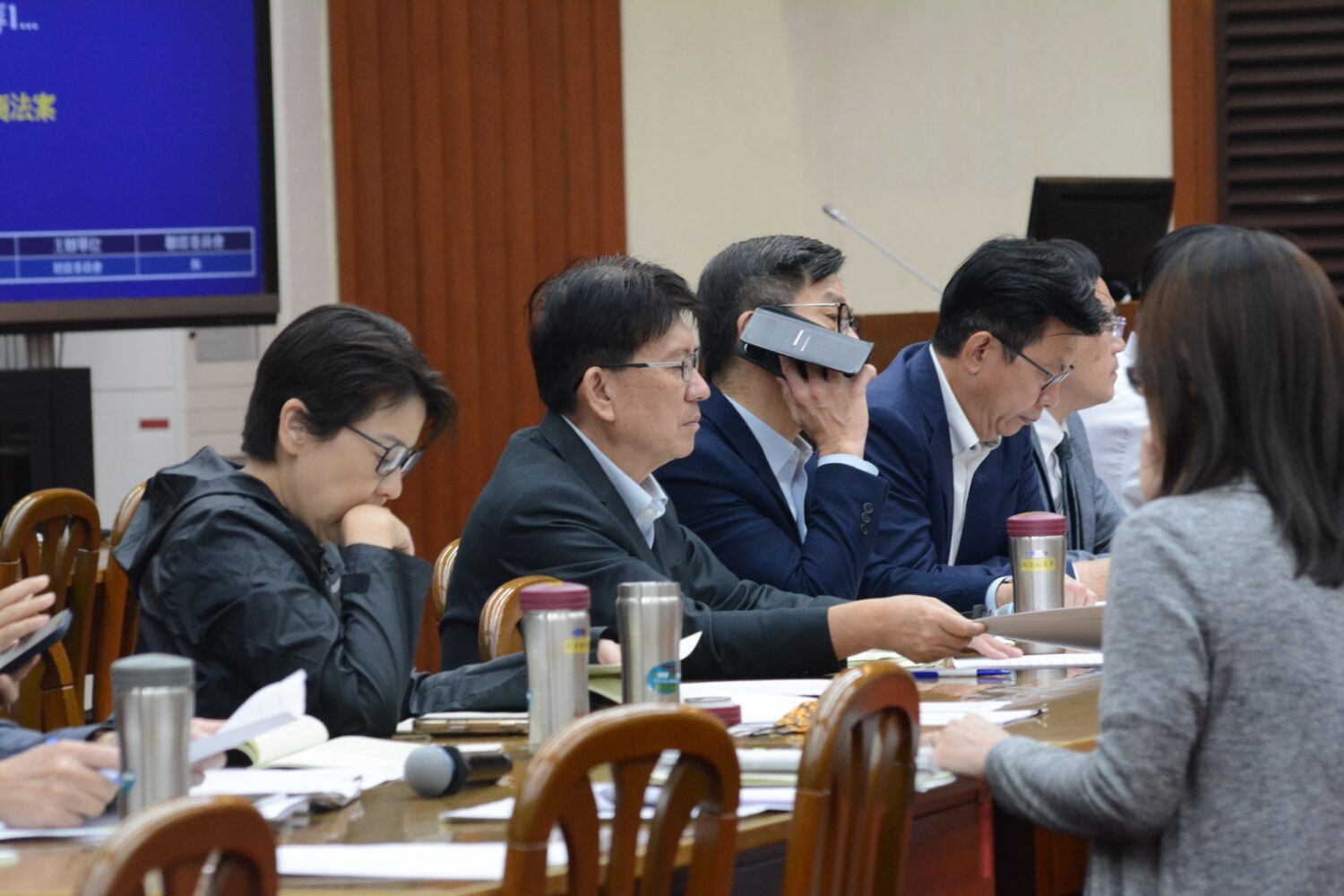 林思銘委員專注參與《所得稅法》修正案審查,逐條研議法案內容,確保修法方向符合民生需求。(圖/林思銘委員辦公室提供)