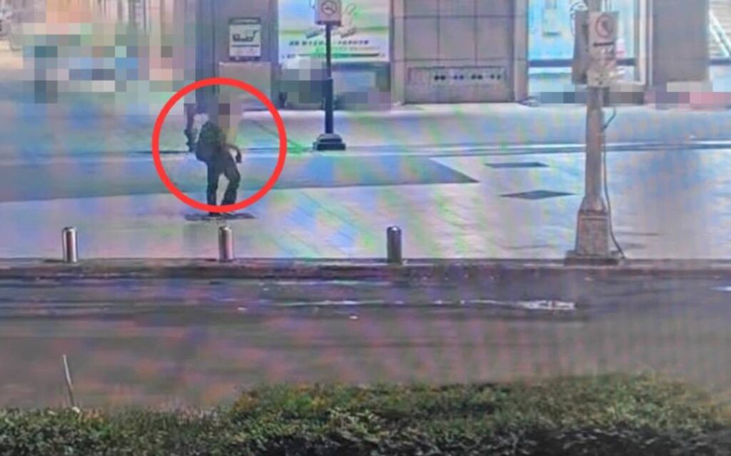 竊嫌得手後,徒步走至台北車站。(圖/記者薛秀蓮 翻攝)