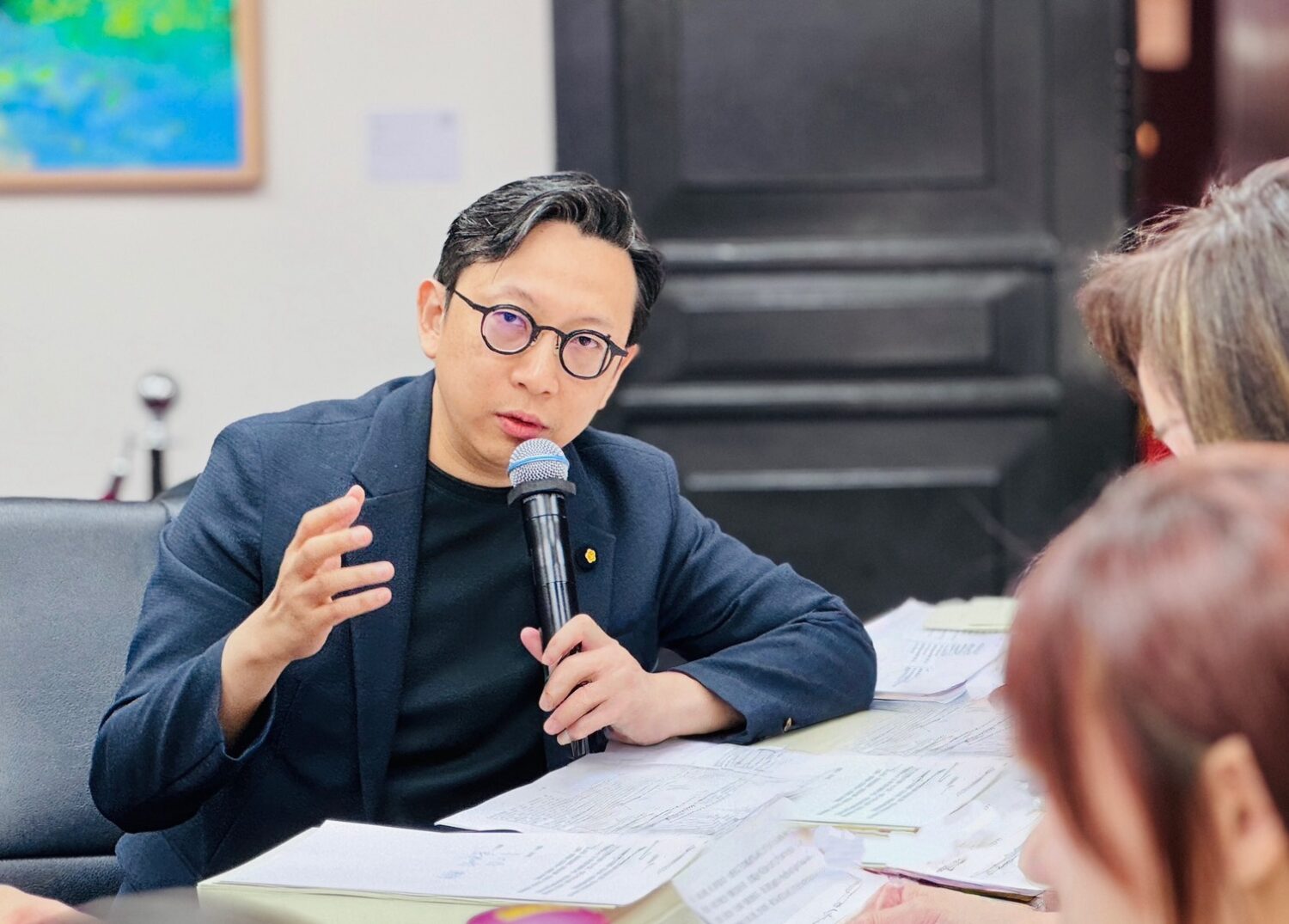 葛如鈞建議政府在《青年基本法》中納入「協助青年使用高品質數位與AI服務」的措施,比照「文化幣」經驗推動「數位幣」。(圖/葛如鈞國會辦公室)