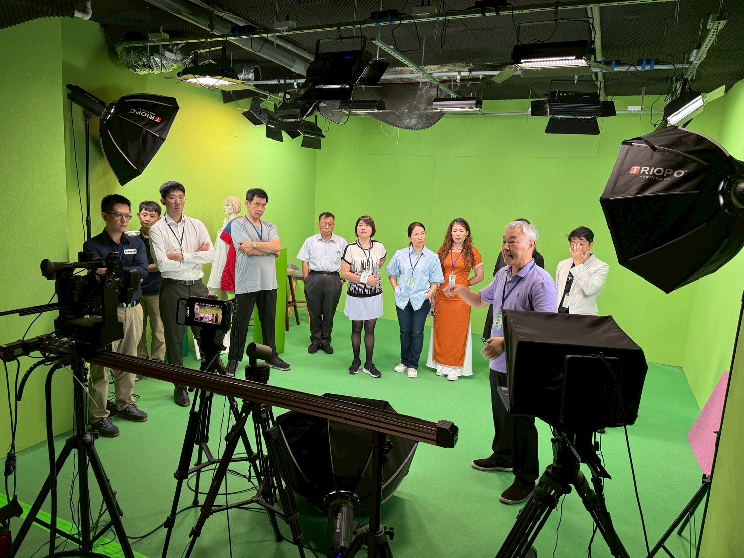 三創企業歐陽錦欽總經理(右2)，帶領新創會員參觀攝影棚設備，了解建模流程。（圖/全國創新創業總會提供）