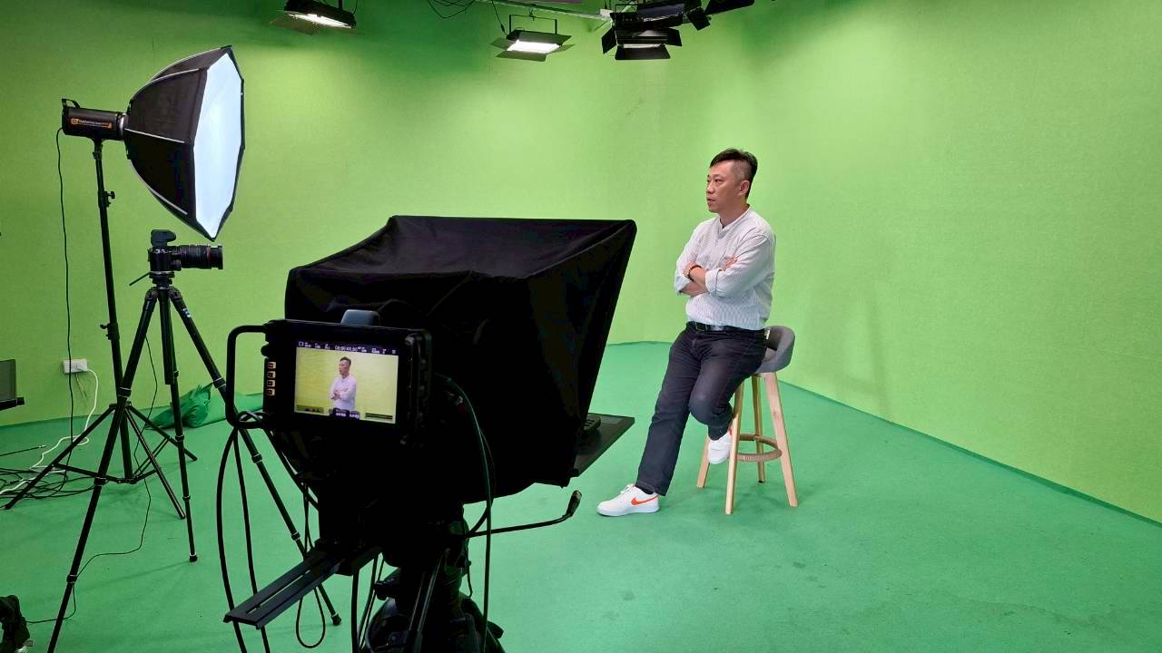 會員於攝影棚體驗 AI 數字人建模，親身感受數位技術應用的樂趣。（圖/全國創新創業總會提供）