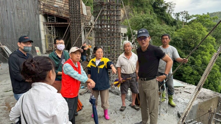▲守護古坑草嶺聯外道,劉建國攜手公部門緊急會勘,力促緊急加固工程。(記者劉春生攝)