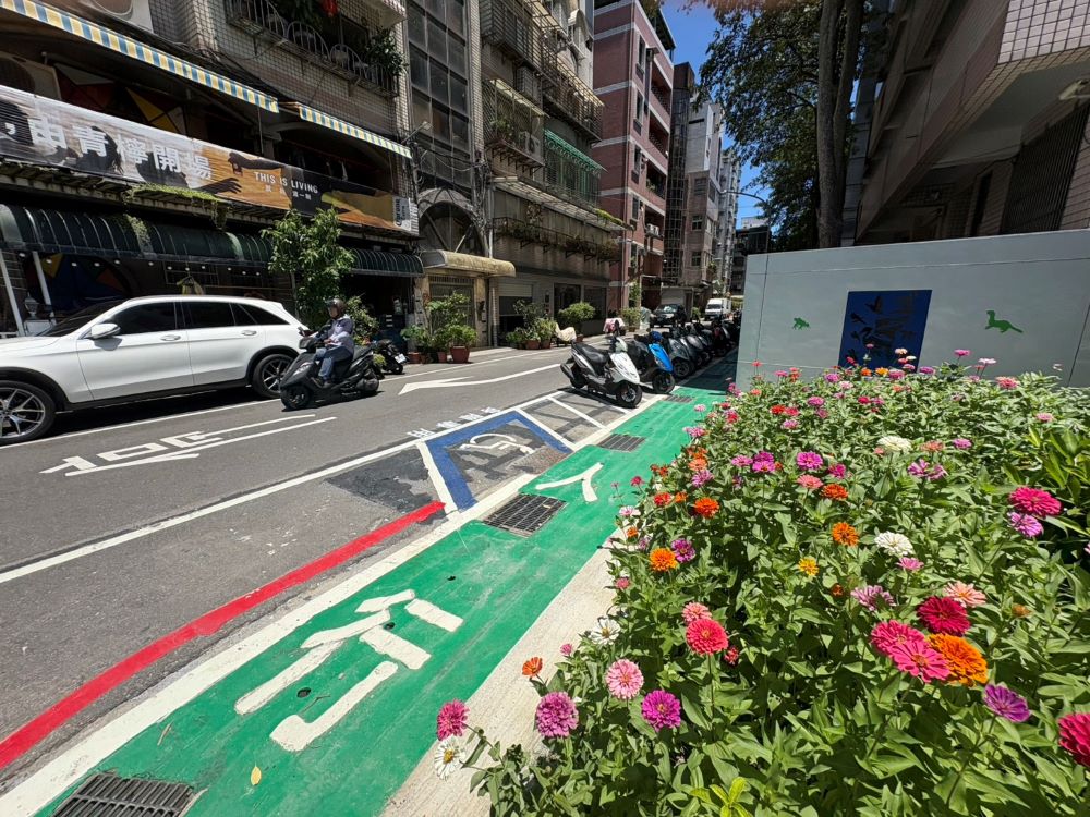 提升學童通行安   蘆洲成功國小旁完成標線型人行道