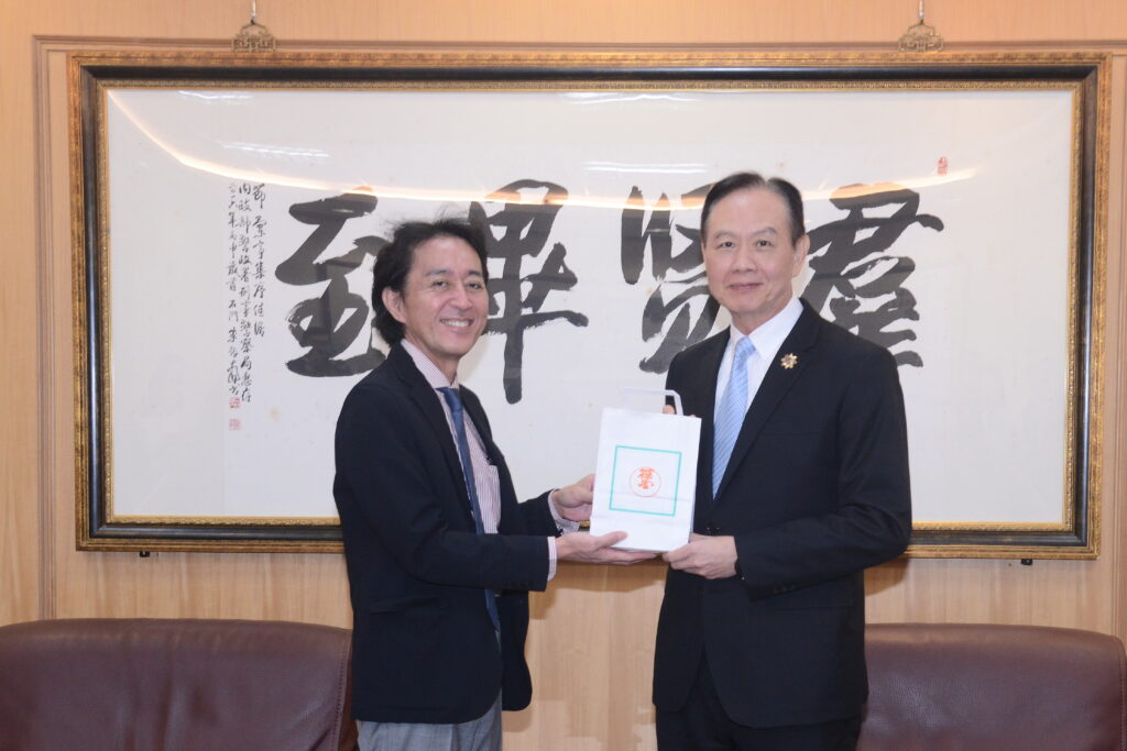 日本 一般社團法人內容產品海外流通促進機構 拜會刑事局 宣示共同打擊盜版 合作攜手保護智慧財產權 2 CODA代表理事後藤健郎與刑事局長周幼偉互贈紀念品 1 1