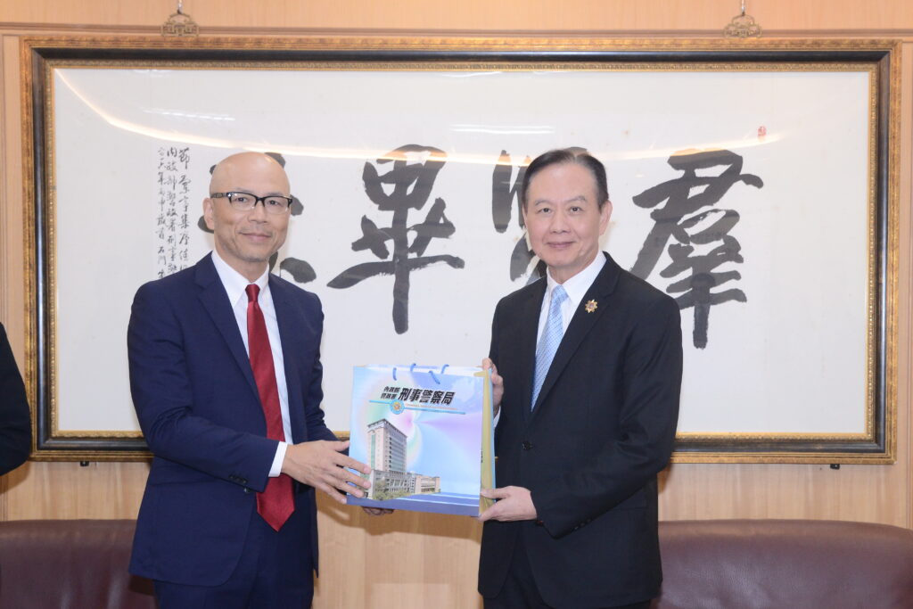 日本 一般社團法人內容產品海外流通促進機構 拜會刑事局 宣示共同打擊盜版 合作攜手保護智慧財產權 3 左起CODA代表執行長伊奈正晴、刑事局長周幼偉 1