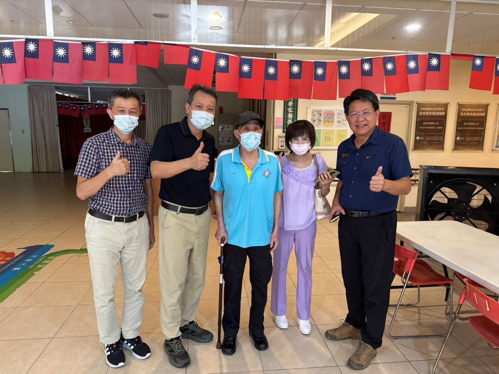 護送入住新竹榮家 基隆榮服處溫馨服務榮民長輩有感 1 《圖說》李復鄉副處長(右一)、新竹榮家副家主任鍾翔宇(左二)、安養二堂堂長鄒建宏(左一)與吳伯伯(中)及友人共同合影。〈基隆榮服處提供〉