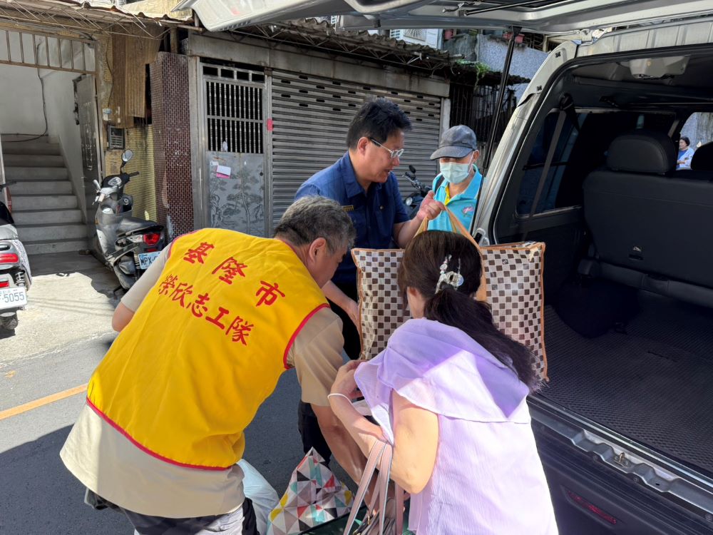 護送入住新竹榮家 基隆榮服處溫馨服務榮民長輩有感 2 《圖說》李復鄉副處長(中)率輔導員及榮欣志工共同協助較需榮民吳伯伯入住新竹榮家。〈基隆榮服處提供〉