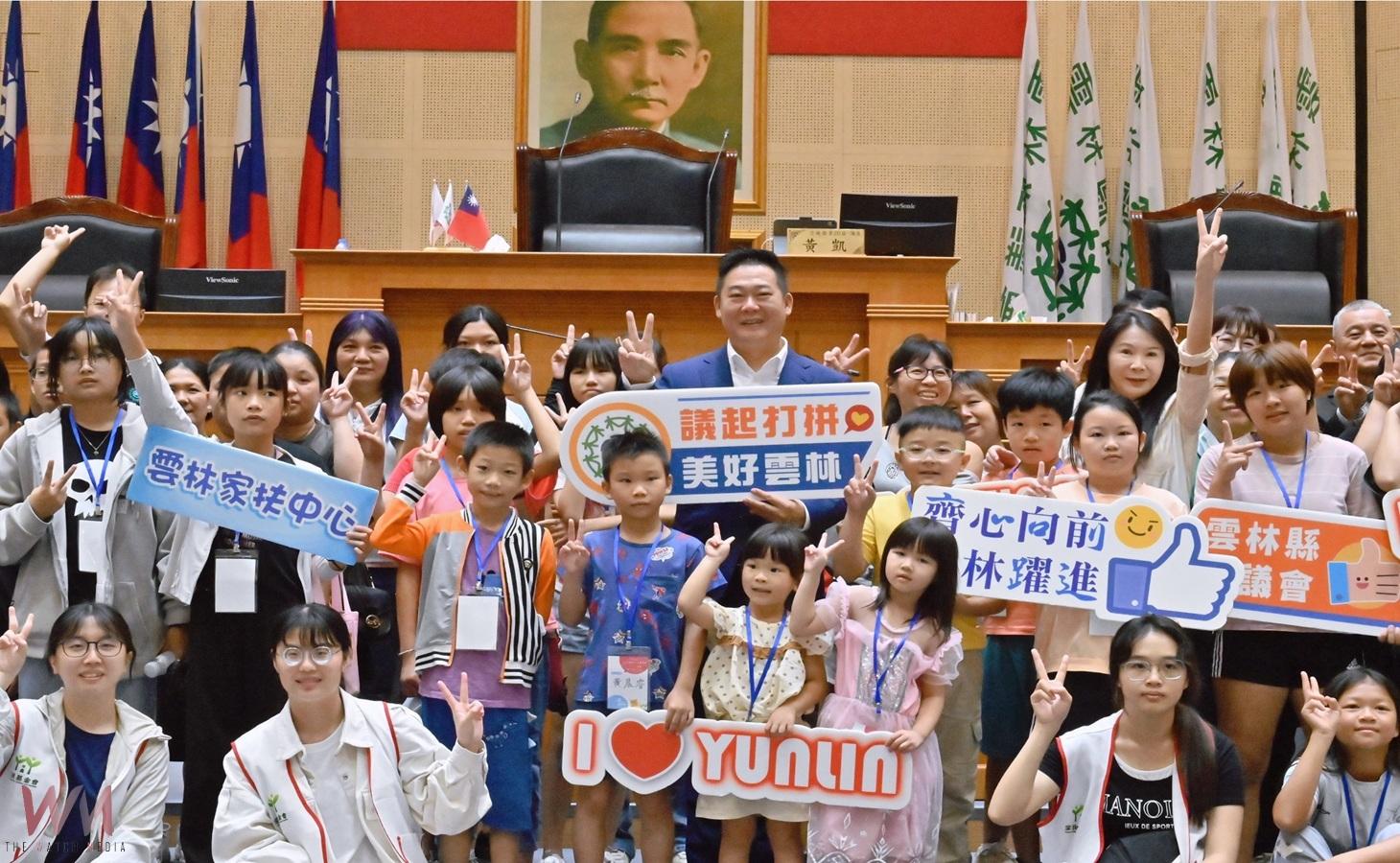 （有影片）／黃凱議長暖心陪小小議員體驗議事　走進議會學民主化為關心社會的起點