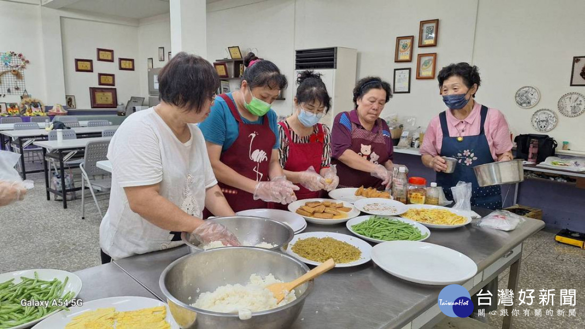 水里家政班年初製作、經六個月自然發酵的在地梅醋，香氣醇厚，並以此梅醋入味，製作「在地梅醋壽司」。（水里農會提供）